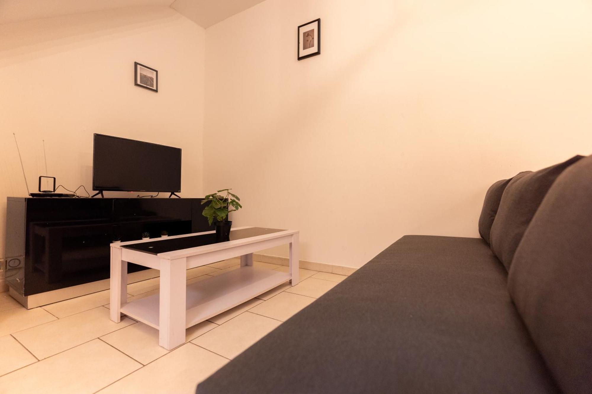 Appartement Tout Equipe Pour 6 Personnes A 15Min Des Plages Béziers Exterior foto